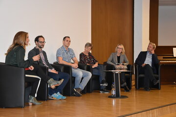 Sabine Rothe, Moderatorin und Leitung Bildungsgang Pflege HF Visp, Dr. Manuel Trachsel, Arzt, Psychologe und Ethiker/Philosoph Cédric Fux, Stationsleitung Palliativabteilung, SZO Bernadette Escher, Sozialpsychiatrische Spitex Dr. Bernadette Stucky, Chefärztin Ambulante Psychiatrie, PZO Lic. phil. Paul Weber, Psychotherapeut und Psychoonkologe, PZO/SZO