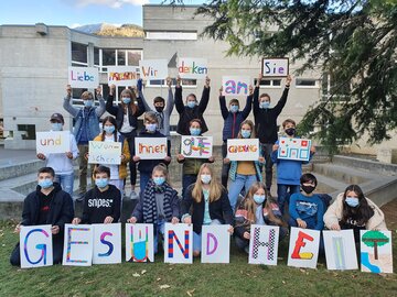 Schülerinnen und Schüler der OS-Klassen der Schule im Sand in Visp