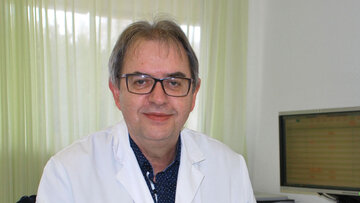 Dr. Reinhard Zenhäusern, Ärztlicher Direktor SZO, betont, dass dringende Eingriffe und stationäre Aufnahmen im Spitalzentrum Oberwallis in Notfallsituationen jederzeit möglich sind. Quelle: mengis media