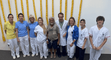 Foto mit dem Behandlungsteam des SZO und dem 200. Patienten