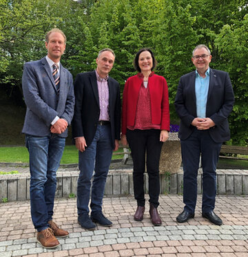 von links nach rechts: Dr. Hugo Burgener (Direktor SZO), Dr. Christian Ambord (Kantonsarzt), Esther Waeber-Kalbermatten (Staatsrätin), Dr. Reinhard Zenhäusern (Ärztlicher Direktor SZO) 